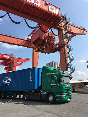 [Translate to Englisch:] Eine der neuen Zippel-Zugmaschinen am Containerterminal in Schkopau